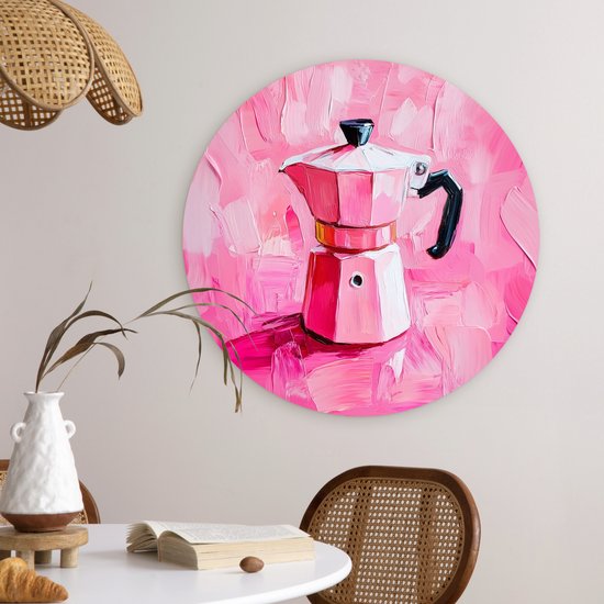 Roze koffiezetapparaat, geschilderd in dikke roze verfstreken, hangend aan een muur.