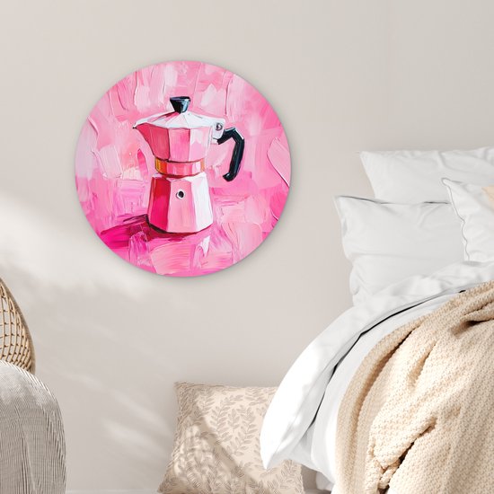 Roze koffiezetapparaat, geschilderd in dikke roze verfstreken, hangend aan een muur.