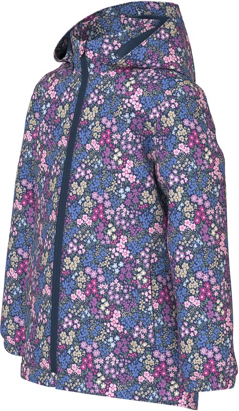 Zijaanzicht van een blauwe meisjesjas met een all-over bloemenprint in paars, roze, blauw en geel, met een donkerblauwe rits en capuchon.