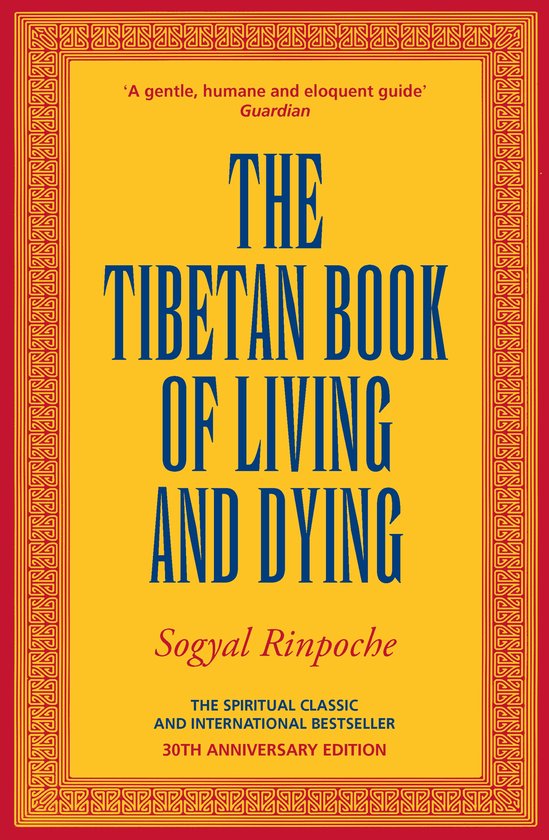 De kaft van 'The Tibetan Book of Living and Dying' in het geel met blauwe en rode tekst en decoratieve randen.