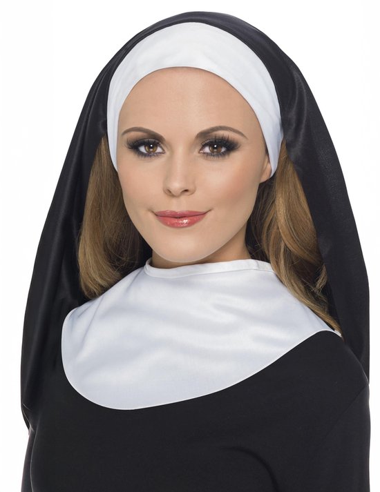 Vrouw met witte hoofdband, zwart habijt en witte kraag, lachend.