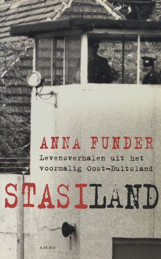 Boekcover met de titel STASILAND, levensverhalen uit het voormalig Oost-Duitsland door Anna Funder. Zwart-witfoto van een wachttoren met een bewaker.
