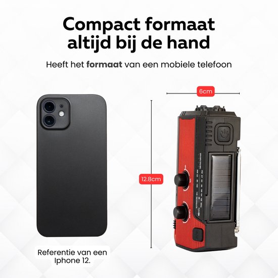 Vergelijking van de rode noodradio (12,8 cm x 6 cm) met een iPhone 12, beide compact en handzaam.