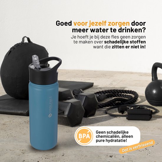 Blauwe BPA-vrije drinkfles met rietje naast fitnessapparatuur.