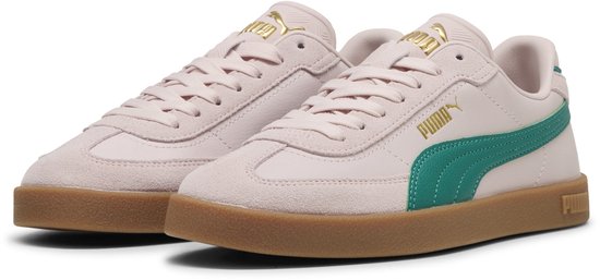 Baskets Puma rose pâle avec bande Puma verte et logo doré, sur une semelle marron.