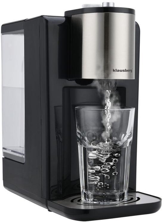 Distributeur d'eau noir remplissant un verre d'eau chaude.