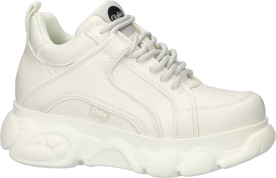Zijaanzicht van een witte Buffalo sneaker met dikke zool.
