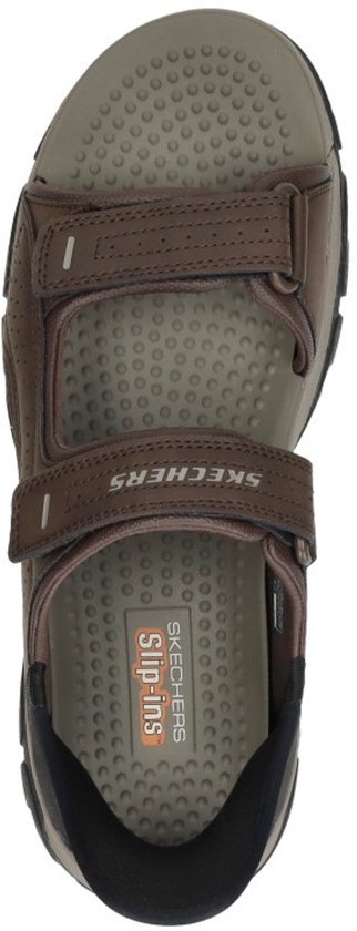 Bovenaanzicht van een bruine Skechers Slip-Ins sandaal met klittenbandsluiting.