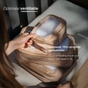 Hand met een beige packing cube met ademend, TPU-versterkt gaasvenster. De kleding blijft fris.