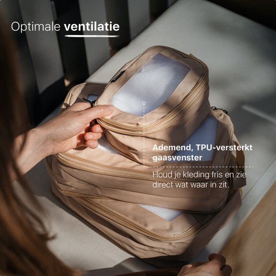 Hand met een beige packing cube met ademend, TPU-versterkt gaasvenster. De kleding blijft fris.