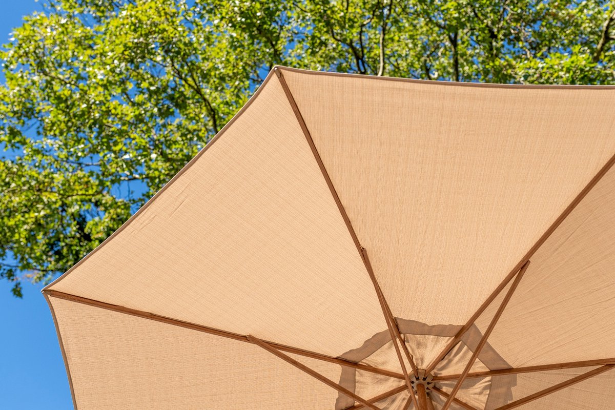 4 Seasons Outdoor Siesta Premium zweefparasol Ø350 cm - zand / houtlook frame