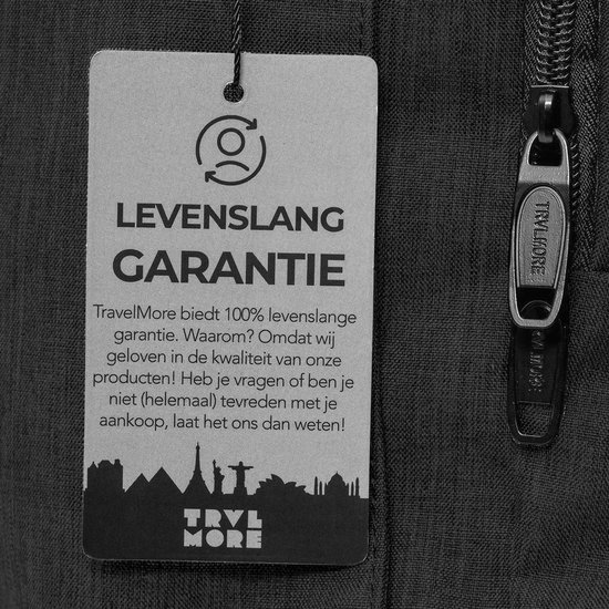 Close-up van een TRVLMORE rugzaklabel met levenslange garantie en een rits met 'TRVLMORE' erop.