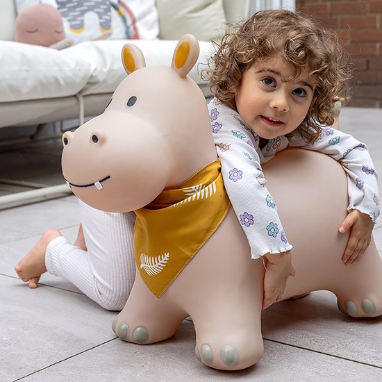 Lichtroze skippy-nijlpaard met gele bandana, met een kind erop.