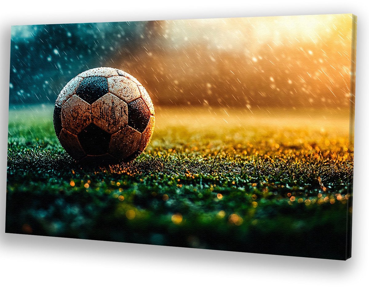 Voetbal op grasveld in regen - Voetbal canvas schilderij - Muurdecoratie canvas bal - Hyperrealisme - Muurdecoratie klassiek - Wanddecoratie - canvas 90x60 cm