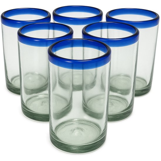 Ensemble de six verres vides avec un bord bleu épais sur fond blanc.