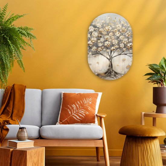 Ovaal kunstwerk met een beige, gouden en grijze boom, boven een grijze bank met oranje kussen op gele muur.