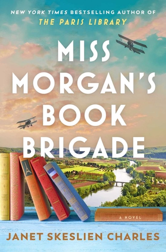Boekcover van "Miss Morgan's Book Brigade" met een stapel oude boeken op een blauw bureau, met op de achtergrond een landschap met een rivier en twee vliegtuigen.
