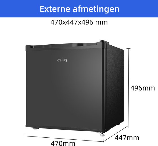 Zwarte CHiQ minikoelkast met afmetingen: 470x447x496 mm.