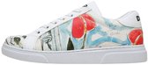 Witte Dogo sneaker met abstracte rode bloemen en blauwe aquarelaccenten. Zwarte tekst op de hiel.