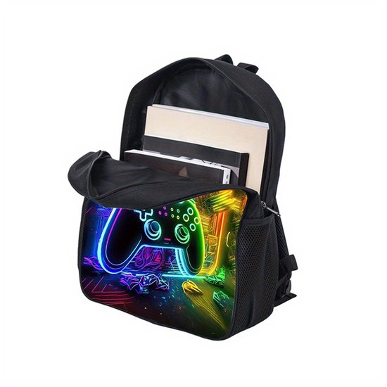 Zwarte rugzak open met boeken erin. Voorvak met neon gamecontrollerprint in regenboogkleuren.