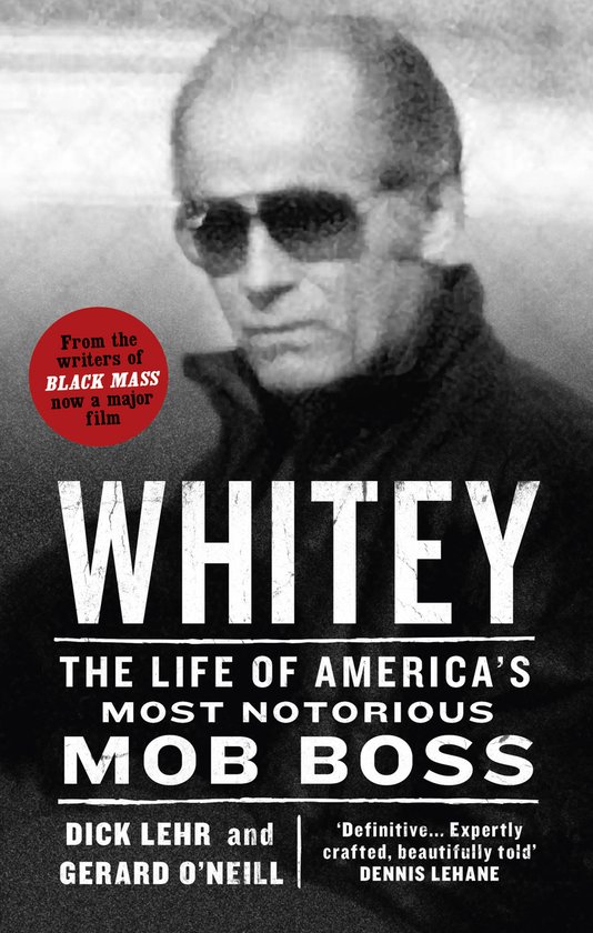 Boekomslag van "WHITEY THE LIFE OF AMERICA'S MOST NOTORIOUS MOB BOSS". Rode cirkel met tekst "From the writers of BLACK MASS now a major film". Grijstinten foto van een man met zonnebril en coltrui.