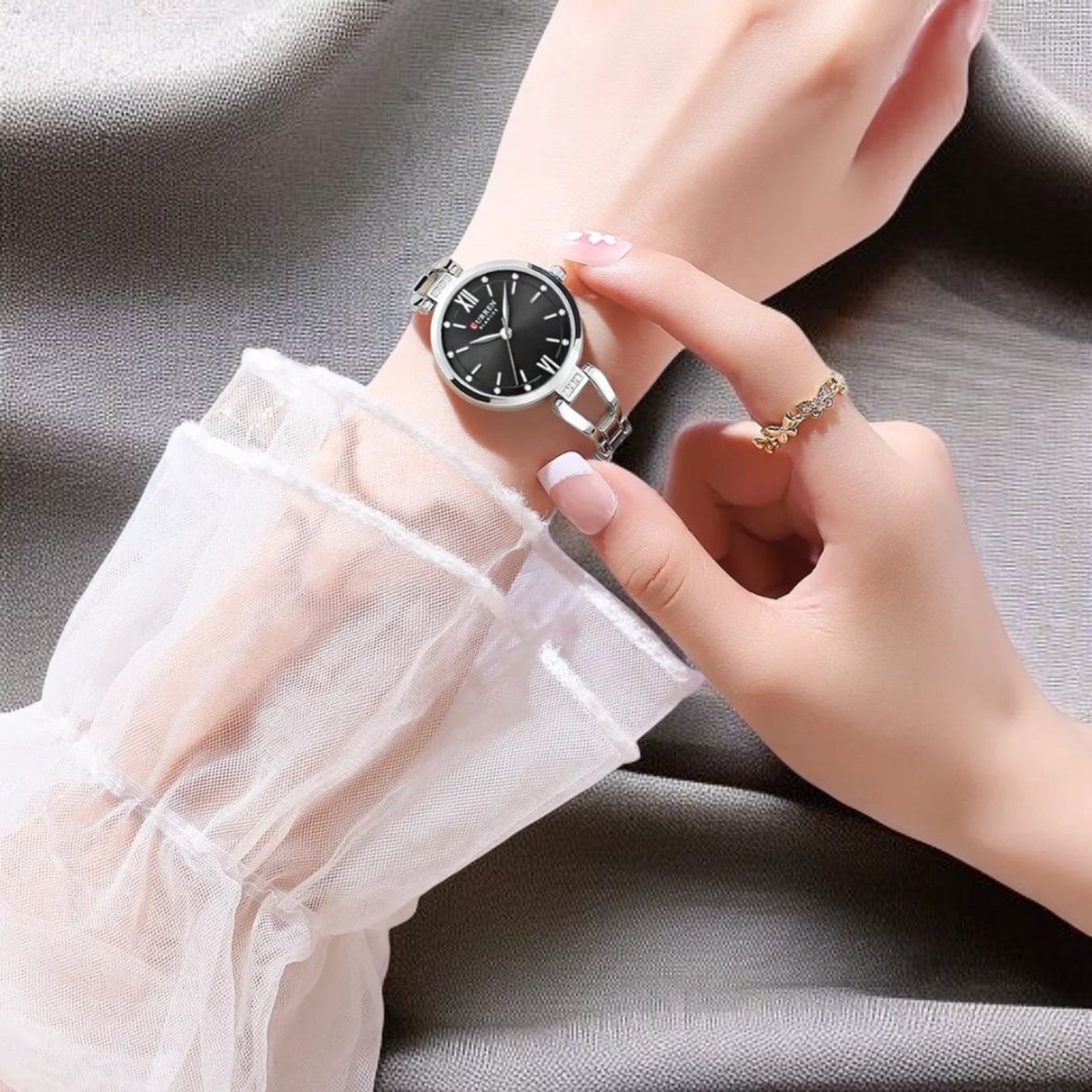 Luxe CURREN Dameshorloge Zilverkleur met zwarte wijzerplaat - Elegante Roestvrijstalen Horloge met Kristallen - Waterdicht 5 Kleuren