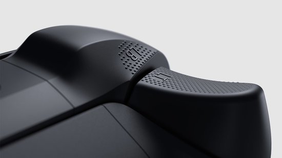 Detail van de bovenste knop (LB) en trigger (LT) van een zwarte Xbox controller.