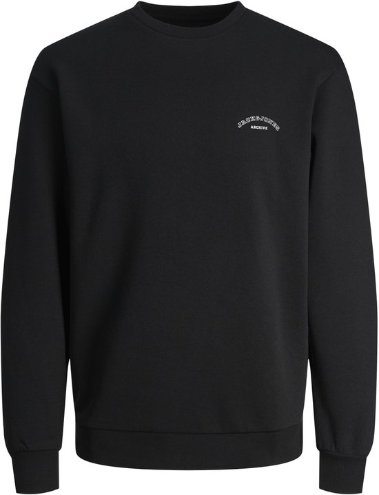 Zwarte sweater met kleine witte 'JACK&JONES ARCHIVE' tekst op de borst.