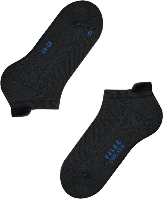 Twee zwarte Falke sneaker sokken. De ene met "FALKE COOL KICK" op de zijkant, de andere met maat "42-43" en een "R" op de enkel.