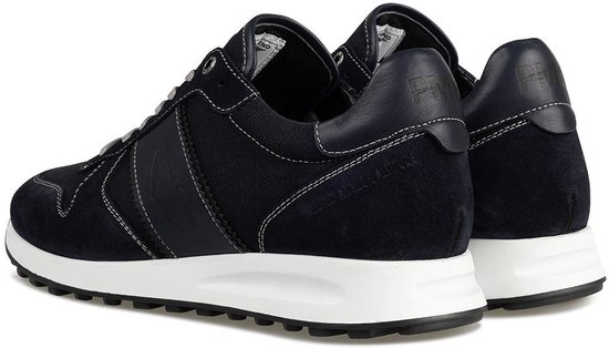 Achterkant van donkerblauwe PME Legend sneakers met witte stiksels en een witte zool.