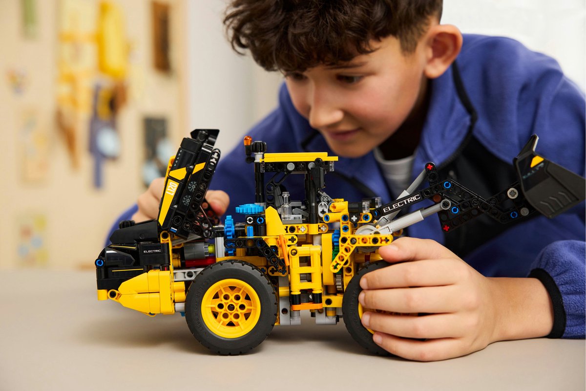 LEGO Technic Volvo L120 Electric Wiellader Speelgoed Set - 42209 — afbeelding 7