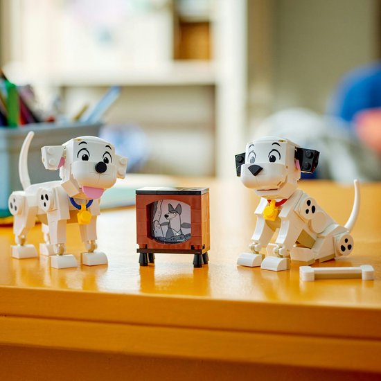 Twee LEGO Dalmatiërs, Lucky en Penny, met een bot en een televisie.