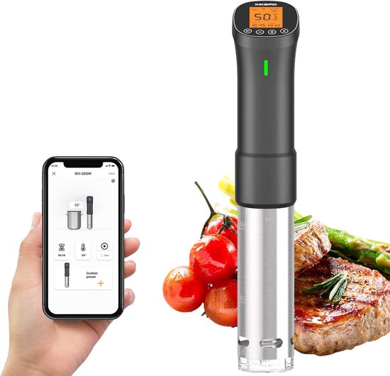 Een sous vide apparaat met een smartphone waarop de Inkbird app wordt getoond, naast een bord met een biefstuk, asperges en tomaten.