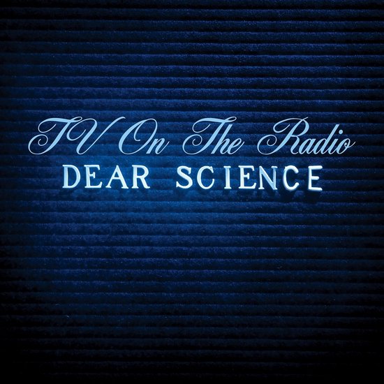 Donkerblauwe letterplank met de tekst "TV On The Radio DEAR SCIENCE" in witte letters.