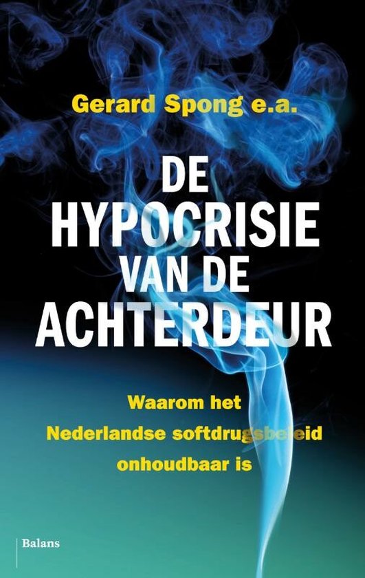 Boek 'De hypocrisie van de achterdeur' met blauwe rook. Gerard Spong e.a. Waarom het Nederlandse softdrugsbeleid onhoudbaar is.