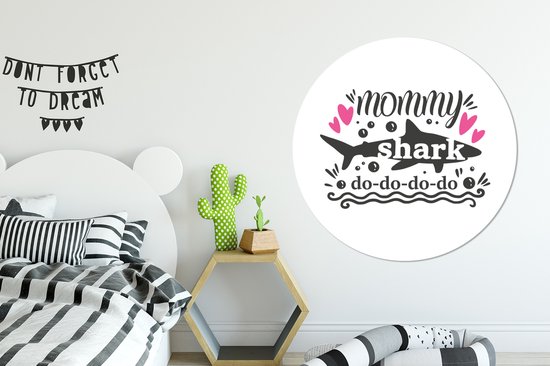 Citation de la fête des mères Mommy shark do-do-do-do sur un fond blanc Cercle mural plaque en plastique - ⌀ 150 cm - peinture ronde - impression photo sur plastique (forex) cercle mural / cercle vivant / (décoration murale)