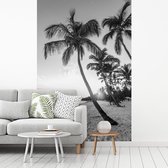 Behang - Fotobehang Zonsondergang op een tropisch strand - zwart wit - Breedte 200 cm x hoogte 300 cm