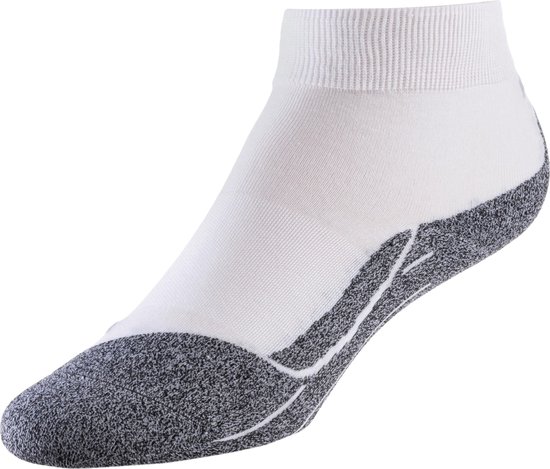 Witte FALKE RU4 hardloopsok met grijs verstevigd teen- en hielpand en contrasterende lijnen.