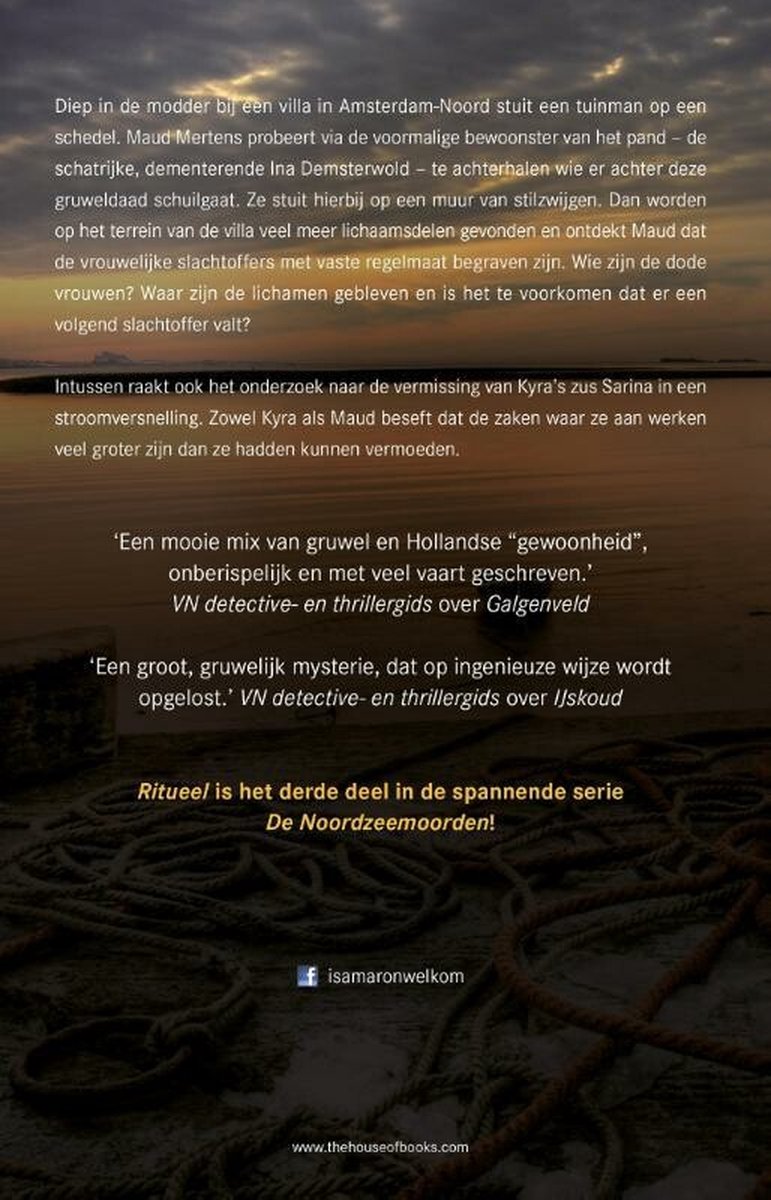 Achterkant van het boek 'Ritueel' met tekst en een afbeelding van touwen op het strand.