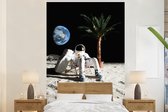 Behang - Fotobehang Astronaut - Maan - Palmboom - Ligstoel - Breedte 200 cm x hoogte 300 cm