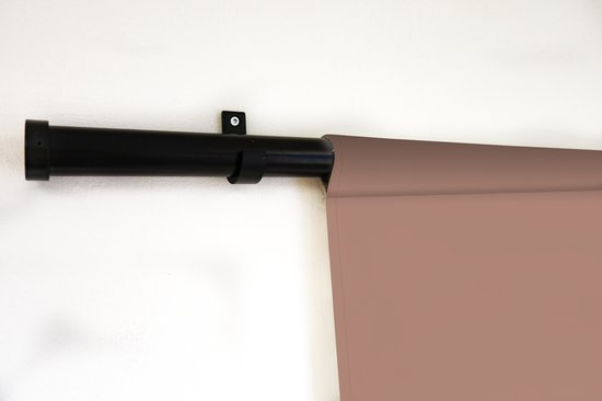 Wandkleed - Wanddoek - Engelse quote "DNA doesn't make a family, love does" met een hartje tegen een bruine achtergrond - 180x180 cm - Wandtapijt