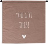 Wandkleed - Wanddoek - Engelse quote "You got this!" met een hartje tegen een bruine achtergrond - 180x180 cm - Wandtapijt