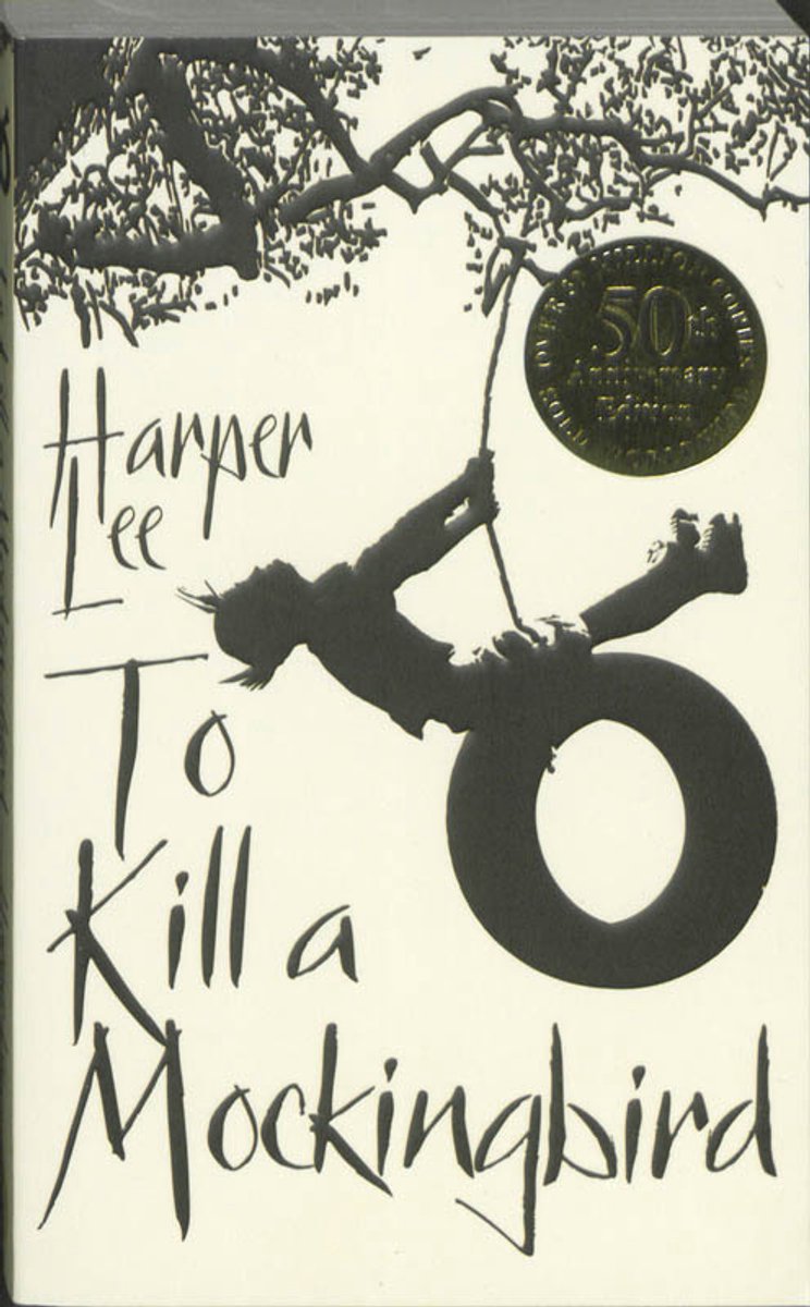 Couverture du livre 'To Kill a Mockingbird' de Harper Lee. Un garçon, portant un pneu, est suspendu à un arbre. Médaille dorée 50e anniversaire.
