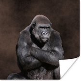 Poster Een portret van een gorilla met zijn handen over elkaar - 100x100 cm XXL