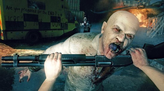 Een enge zombie met bloed op zijn gezicht en kleding bijt in een shotgun die door een persoon wordt vastgehouden. Een ambulance met tekst staat op de achtergrond.
