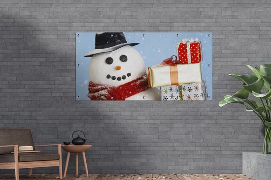 Affiche de clôture Un bonhomme de neige avec des cadeaux de Noël - 200x100 cm - Toile de jardin