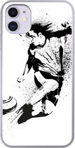 Geschikt voor iPhone 11 hoesje - Een illustratie van een persoon die een voetbal richting doel schiet - Jongens - Jongetje - Kind - Siliconen Telefoonhoesje