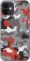 Geschikt voor iPhone 12 hoesje - Camouflage patroon met rode accenten - Siliconen Telefoonhoesje - Verjaardag cadeau tiener