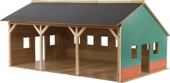 Houten landbouwloods met groene zijkanten en rode bakstenen accenten. Grote open voorkant.