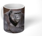 Mok - Een  een gorilla met zijn handen over elkaar - 350 ML - Beker